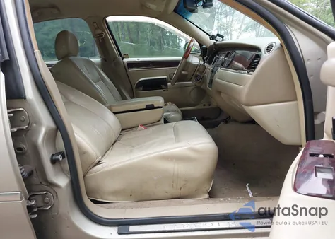 2010 Lincoln Town Car Signature Limited z USA, uszkodzony, nr VIN 2LNBL8CV5AX613980